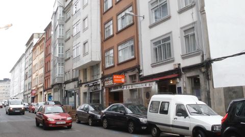 La calle Salvador de Madariaga, escenario de una violenta pelea en la que un joven resultó herido y trasladado al HULA