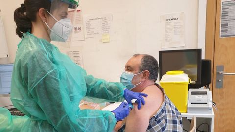 La campaña de vacunación del covid al personal de los centros sanitarios comenzó ayer en Ribeira (en la foto), Rianxo, Boiro y Muros