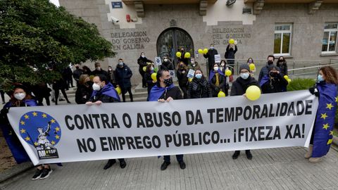 Trabajadores temporales de la Administración, en una protesta ayer ante la Delegación del Gobierno de Galicia, en A Coruña, denunciando la precariedad