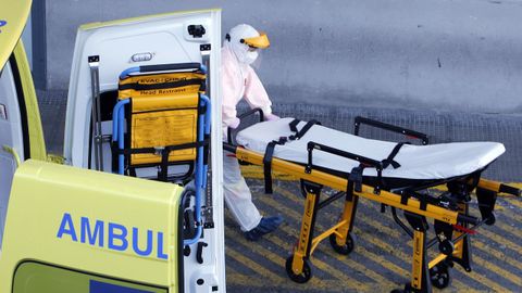 Un técnico en emergencias sanitarias, durante un traslado en el hospital Montecelo, de Pontevedra