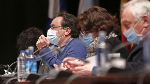 El concejal de Facenda, Raimundo González Carballo (BNG), durante su intervención en el pleno de presupuestos