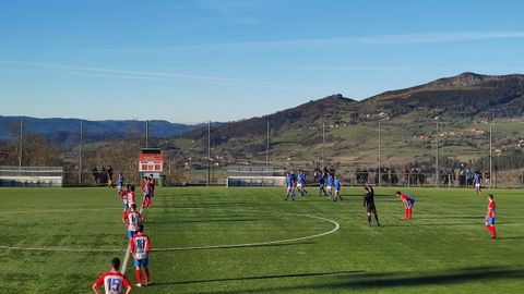 Un instante del derbi juvenil entre Real Oviedo y Sporting