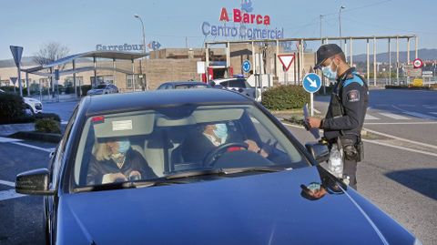 Controles en el puente de A Barca, el viaducto que ya no pueden cruzar los vecinos de Poio Pontevedra, con estrecha relación, porque ahora están cerrados perimetralmente por separado