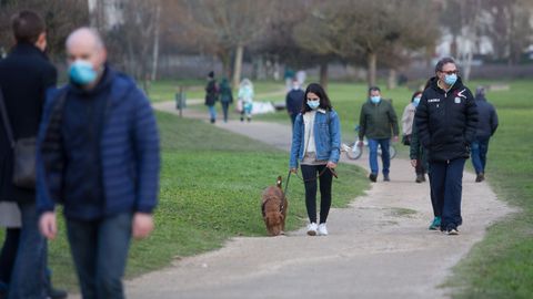 Decenas de personas se han acercado a las riberas del Río Miño a pasear en el primer fin de semana desde el cierre perimetral de la ciudad y aprovechando la buena tarde de domingo