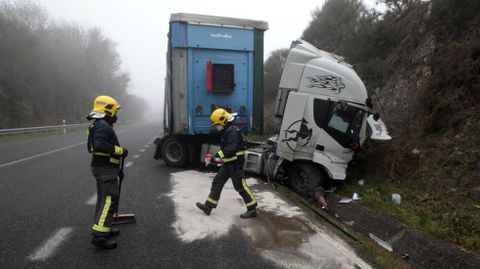 Los bomberos utilizaron productos absorbentes para limpiar la calzada del combustible que perdía el camión