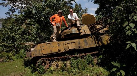 Xurxo Ayán, co arqueólogo Alfredo González Ruibal, sobre os restos dun tanque soviético dos anos 80 durante unha expedición científica en Etiopía que se levou a cabo no 2006