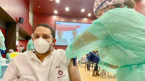 Julio Armas, médico de urgencias en un hospital de Elche, vacunándose contra el covid-19