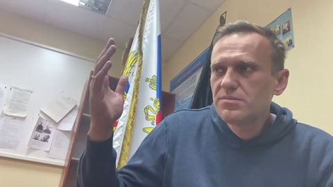 Alexéi Navalni, este lunes, prestando declaración en comisaría