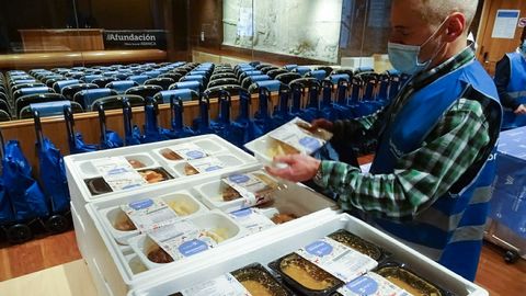 Un empleado repartiendo menús durante el programa de Navidades