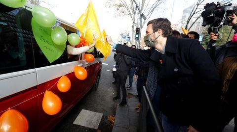 Pablo Casado, líder del PP, apoyó las protestas de Más Plurales contra la Lomloe y anunció medidas en las autonomías gobernadas por el PP (como Galicia) para atrasar la aplicación de la normativa