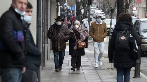 Personas con mascarillas en una calle del centro de Monforte, en una foto de hace unos días