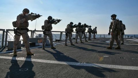 Ejercicios a bordo de la Cristóbal Colón en aguas de Cádiz