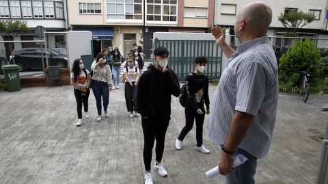 Estudiantes del IES Río Cabe, con mascarilla dentro del centro la pasada primavera