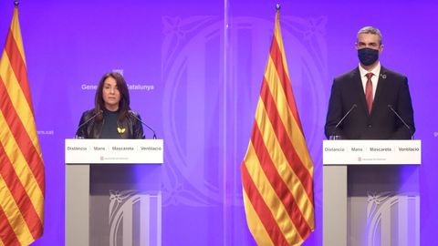 La portavoz del Gobierno catalán, Meritxell Budó, y el consejero de Acción Exterior, Relaciones Institucionales y Transparencia, Bernat Solé, responsable de la convocatoria electoral