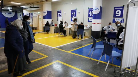 Israel consiguió vacunar, en menos de dos meses, a la mitad de su población, y se convirtió en el país con más dosis administradas per cápita. En la imagen, un centro de vacunación en Tel Aviv