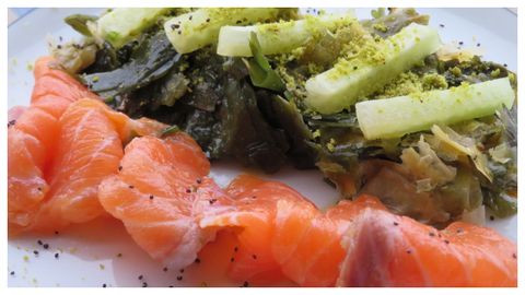 Salmón marinado con salsa ponzu y ensalada de algas de Jimena Meije (María Manuela, en Vigo)