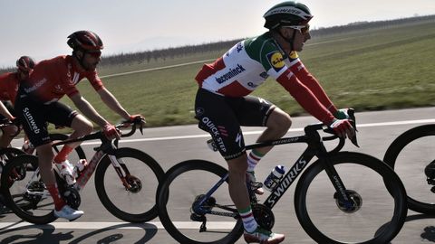 Elia VIviani con el maillot de campeón de Italia durante la temporada pasada, cuando militaba en el equipo Deceuninck