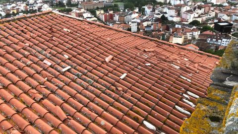 Una parte del tejado de la iglesia tras la tormenta que causó graves daños en mayo del año pasado