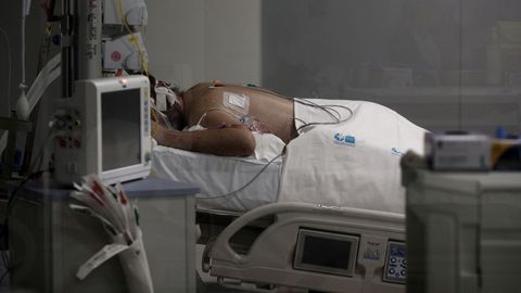 Un enfermo en una cama de cuidados intensivos del Hospital de Emergencias Isabel Zendal de Madrid