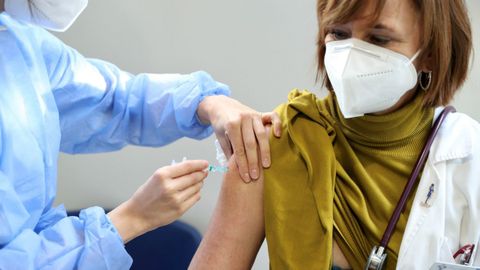 El personal sanitario se vacuna contra el coronavirus