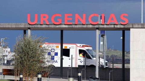 Una ambulancia en el rea de Urgencia del HUCA