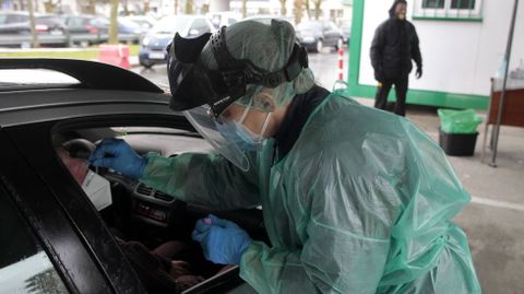 Cerca de cuatrocientas personas pasaron el miércoles por el hospital de Monforte para hacerse priuebas PCR