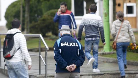 Jóvenes y mayores paseando por la Praza da Constitución de Lugo