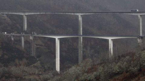 En primer término, uno de los viaductos de la A-6 que está siendo reparado