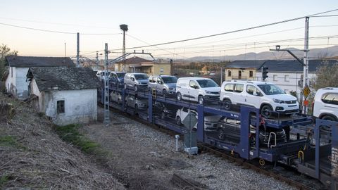 Un tren de mercancías procedente de Vigo atraviesa la estación de A Pobra do Brollón