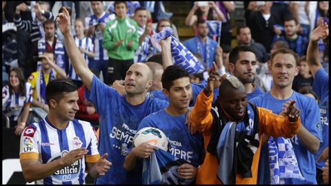Bicho, entre Laure y Sissoko, durante la celebración del ascenso en Riazor, en el 2014