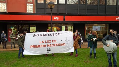 Protesta de Hostelera Con Conciencia frente a la oficina de EDP en Gijn