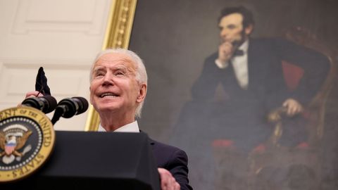 Declaración de Biden con un retrato de Abraham Lincoln tras él