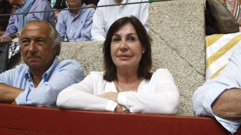CARMEN MARTÍNEZ-BORDIU (Nieta de Franco). Tras el fallecimiento de su madre, en el 2017, y heredar una fortuna, al año siguiente tomó la misma decisión que Marcos de Quinto y quiso aprovechar las ventajas fiscales que Portugal ofrecía a los extranjeros ricos que se instalaban allí: tipo del 20 % en el IRPF y no pagar por patrimonio ni por los impuestos de sucesiones y donaciones. Se compró una mansión en Sintra. El atractivo lujo también sedujo en aquel momento a otros famosos de todo el mundo, desde Madonna a Michael Fassbender, John Malkovich, Mónica Bellucci o Éric Cantona y Christian Loubou