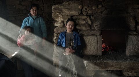 Maribel Felguera y su familia, únicos habitantes de la aldea de Anagaza, en Trives