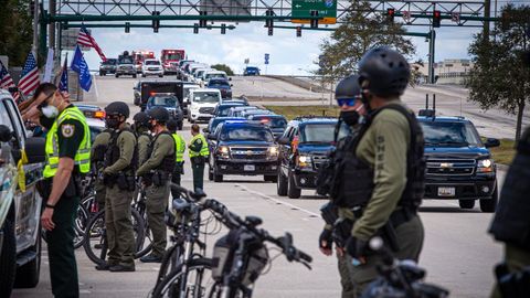 Agentes de la Oficina del Sheriff de Plam Beach custodian el convoy del presidente Donald Trump a su llegada el pasado miércoles a Palm Beach Florida.