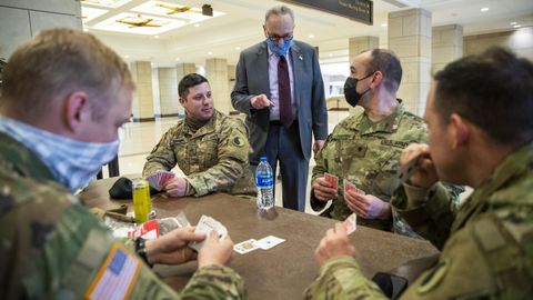 El nuevo líder de la mayoría del Senado, Chuck Schumer, conversa con soldados en el Capitolio