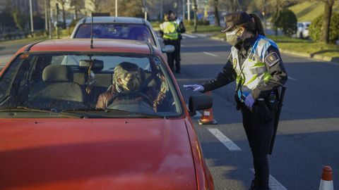 Un policía local realizando un control por las restricciones de movilidad en Santiago la semana pasada