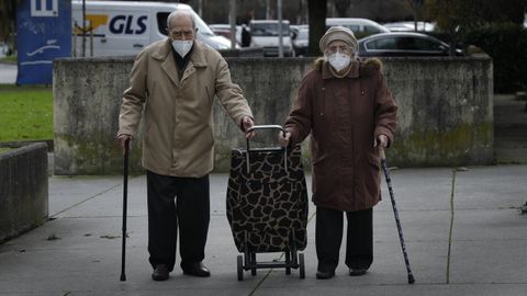 Una pareja de ancianos en A Coruña