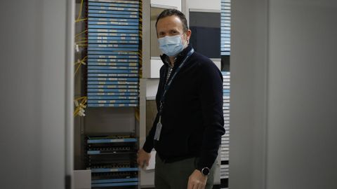 El gran salto. «La tecnología de acceso al cliente, los pares de cobre, no ha cambiado en prácticamente 100 años hasta ahora, con la fibra», incide Rafael Moya, director de operaciones del Territorio Norte. Cada tubo de diez centímetros de diámetro de cables de cobre son 2.400 clientes. Uno de fibra, de dos centímetros de diámetro, equivale a 64.000