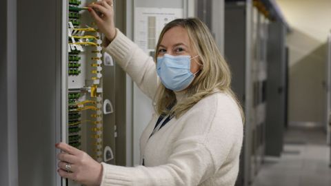 De la voz a los datos. Mariola Hinojosa es la coordinadora de operaciones. «En comunicaciones, no puedes tener todas las redes centralizadas en una única sede», advierte desde la central de O Montiño. La tecnología ADSL permitió a finales de los 90 que, además de voz, transporten datos