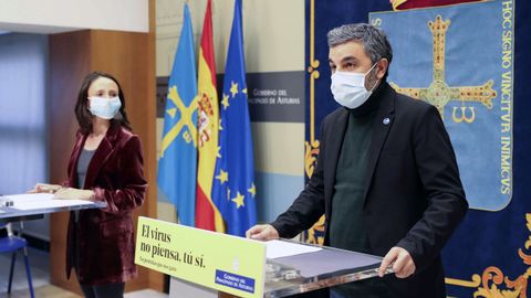 El consejero de Medio Rural y Cohesin Territorial, Alejandro Calvo, con la portavoz del Gobierno asturiano, Melania lvarez, durante una rueda de prensa