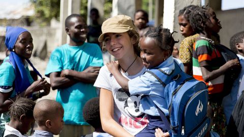 Marta Borrell en su viaje a Mozambique, que cuenta en el documental «Una luz en la oscuridad»