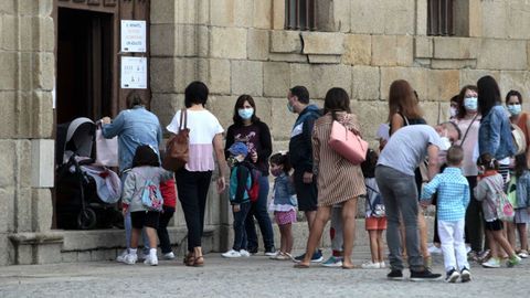 Padres a la espera de que empiecen las clases en uno de los colegios de Monforte