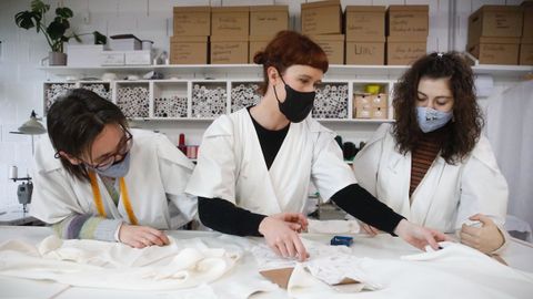 La diseñadora Sara Lage junto a dos miembros de su equipo