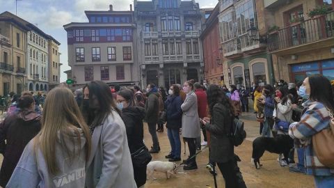 Centenares de personas se concentran contra la gestión del albergue municipal