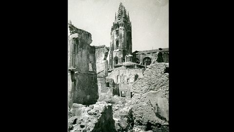 La Catedral de Oviedo, daada durante la revolucin del 34 y la Guerra Civil, imagen de 1938