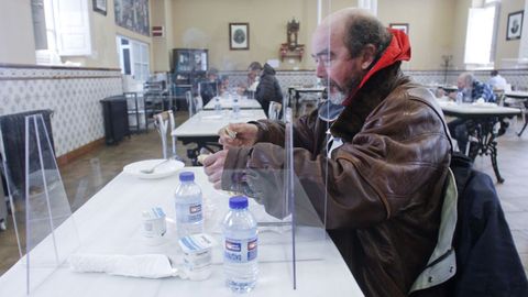 En la imagen, el comedor social de la cale Rubalcava, donde en cada mesa solo pueden comer dos personas separadas por una mampara