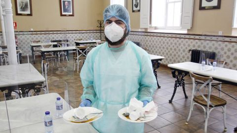 Juan Poole se hizo voluntario de la Comida Económica el pasado mes de noviembre