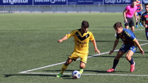 Meléndez, de amarillo, en un partido ante el Llagostera