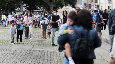 Escolares y familiares a la espera de entrar a clase el primer día de este curso en uno de los colegios de Monforte